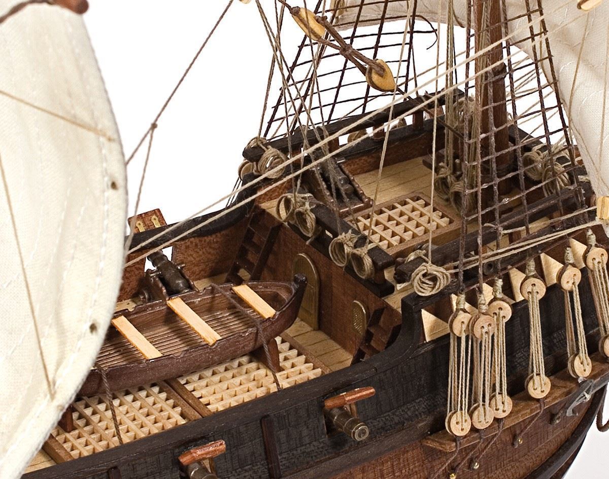 Maqueta De Un Barco De Madera Sobre La Mesa. De Cerca. Fotos, retratos,  imágenes y fotografía de archivo libres de derecho. Image 204246816